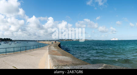 Dinard, Ille-et-Vilaine / Frankreich - 19. August 2019: Der langen und gewundenen Stein Harbour Jetty in Saint-Malo. Stockfoto