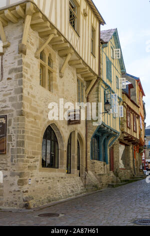 Vannes, Morbihan/Frankreich - 25 August, 2019: Fachwerkhäuser in der historischen Altstadt von Vannes in der Bretagne Stockfoto