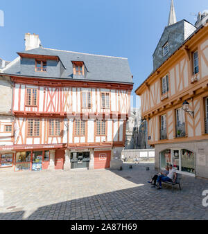 Vannes, Morbihan/Frankreich - 25 August, 2019: Der Ort Henri IV oder Henry IV Platz im Zentrum der Altstadt von Vannes in der Bretagne Stockfoto