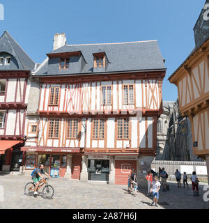 Vannes, Morbihan/Frankreich - 25 August, 2019: Der Ort Henri IV oder Henry IV Platz im Zentrum der Altstadt von Vannes in der Bretagne Stockfoto
