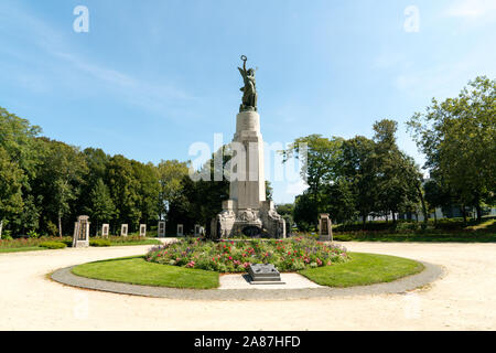 Vannes, Morbihan/Frankreich - 25 August, 2019: Denkmal Denkmal für die gefallenen Soldaten im Parc de la Garenne in Vannes in der Bretagne Stockfoto