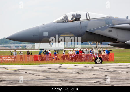 Ein paar der United States Air Force F-15 Adler kommen an der Thunder 2018 über Michigan Airshow. Stockfoto