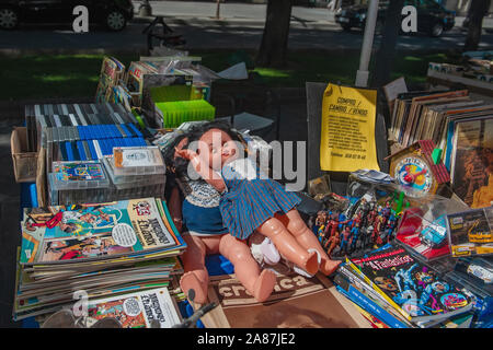 Terragona Katalonien, Spain-August 9, 2013: Auf einem Flohmarkt. Verkauf von verschiedene seltene antike Puppen, Zeitschriften und Zeitungen, anderen antiken Gegenständen. Stockfoto