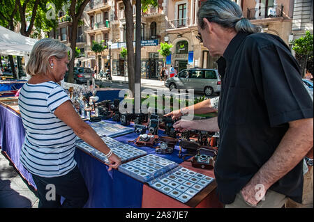 Terragona Katalonien, Spain-August 9, 2013: Auf einem Flohmarkt. Verkauf von verschiedene seltene antike Kameras und Sammlungen von Münzen, anderen antiken Gegenständen. Stockfoto