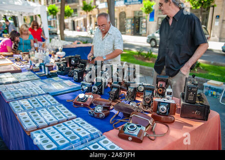 Terragona Katalonien, Spain-August 9, 2013: Auf einem Flohmarkt. Verkauf von verschiedene seltene antike Kameras und Sammlungen von Münzen, anderen antiken Gegenständen. Stockfoto