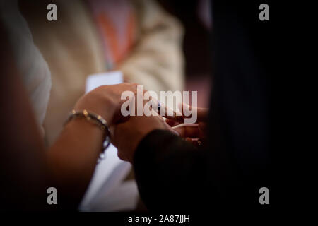 Eine nicht erkennbare Braut und Bräutigam den Austausch der Trauringe in der Kirche während der christlichen Hochzeit Stockfoto