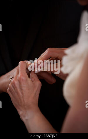 Eine nicht erkennbare Braut und Bräutigam den Austausch der Trauringe in der Kirche während der christlichen Hochzeit Stockfoto