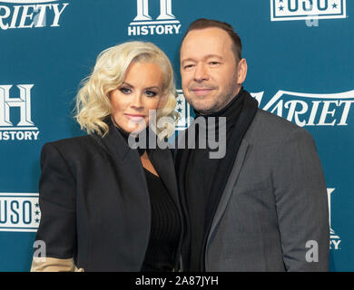 New York, NY - November 6, 2019: Jenny McCarthy und Donnie Wahlberg 3. jährliche Auswahl der Gruß an Service Teilnahme an Cipriani 25 Broadway Stockfoto