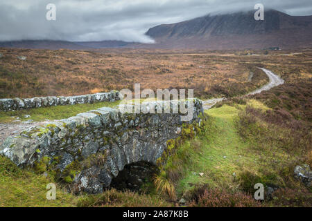 Dies ist eine kleine alte steinerne Brücke in Glencoe in die schottischen Highlands, die Teil der West Highland Way Stockfoto