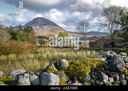 Dies ist ein picute der ländlichen Landschaft in Glenthornan im County Donegal, Irland. In der Ferne ist errigal Mountain Stockfoto