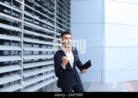 Junge arabische Mann zeigen, zeigt ja Business Center Stockfoto