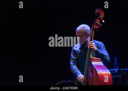 Rom, Italien. 06 Nov, 2019. Dave Holland am Kontrabass, Zakir Hussain auf Tablas und Chris Potter durchgeführt auf der Bühne des Auditorium Parco della Musica in Rom während der Roma Jazz Festival 2019 (Foto von Leo Claudio De Petris/Pacific Press) Quelle: Pacific Press Agency/Alamy leben Nachrichten Stockfoto