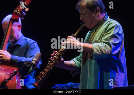 Rom, Italien. 06 Nov, 2019. Dave Holland am Kontrabass, Zakir Hussain auf Tablas und Chris Potter durchgeführt auf der Bühne des Auditorium Parco della Musica in Rom während der Roma Jazz Festival 2019 (Foto von Leo Claudio De Petris/Pacific Press) Quelle: Pacific Press Agency/Alamy leben Nachrichten Stockfoto