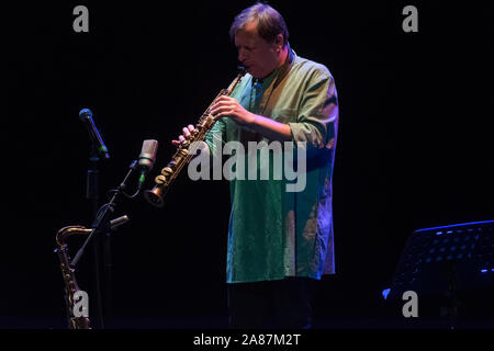 Rom, Italien. 06 Nov, 2019. Dave Holland am Kontrabass, Zakir Hussain auf Tablas und Chris Potter durchgeführt auf der Bühne des Auditorium Parco della Musica in Rom während der Roma Jazz Festival 2019 (Foto von Leo Claudio De Petris/Pacific Press) Quelle: Pacific Press Agency/Alamy leben Nachrichten Stockfoto