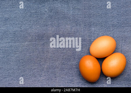Braun huhn eier auf einem Blue Denim. Stockfoto