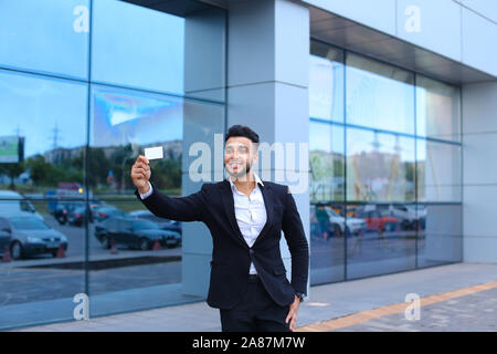 Junge arabische Mann zeigen zeigt Karte business center Stockfoto