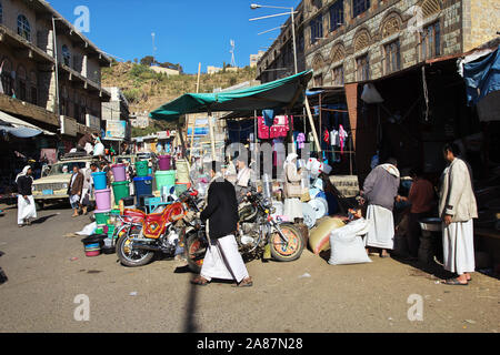 Al-Mahwit/Jemen - 03 Jan 2013: Der lokale Markt in Al-Mahwit Dorf, Jemen Stockfoto