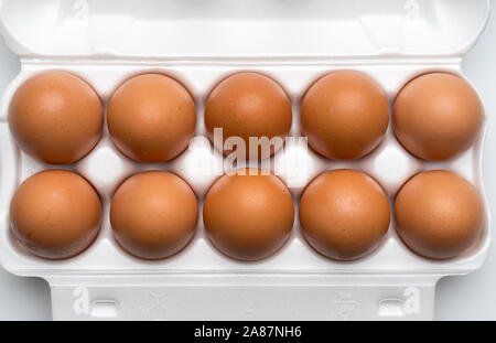 Braun huhn eier in Verpackungen aus Kunststoff, close-up Stockfoto