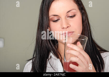 Frau mit Glas mit fizzy Vitamin Mineralfutter Brausetablette in Wasser gelöst. Stockfoto