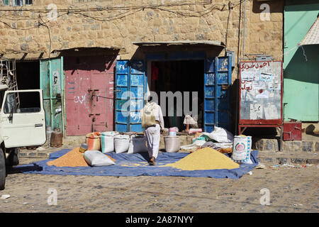 Al-Mahwit/Jemen - 03 Jan 2013: Der lokale Markt in Al-Mahwit Dorf, Jemen Stockfoto