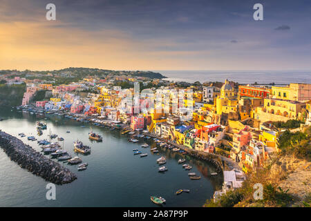 Insel Procida und Dorf mit bunten Häusern bei Sonnenuntergang. Reiseziel in der Nähe von Neapel in Kampanien, Italien. Europa. Stockfoto