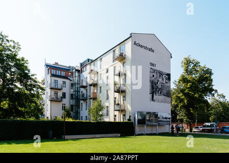 Berlin, Deutschland - 28. Juli 2019: Gedenkstätte Berliner Mauer in der Bernauer Straße mit der ackerstraße. Die Gedenkstätte Berliner Mauer ist die zentrale Gedenkstätte Stockfoto