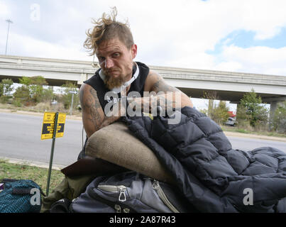 November 6, 2019: Ray Harvey liegt mit seinem Eigentum während des dritten Tag eines staatlich sanktionierten Obdachlose camping Durchgreifen in Texas' Hauptstadt. Auf Bestellungen von Texas reg. Greg Abbott, Autobahn Besatzungen sind Clearing 17 Obdachlose lagern auf Autobahnen identifiziert. Credit: Bob Daemmrich/ZUMA Draht/Alamy leben Nachrichten Stockfoto