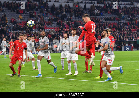 München, Deutschland. 06 Nov, 2019. goalchance Leon Goretzka (FC Bayern München), Header, strafraum Szene. FC Bayern Munich-Olympiacos FC (Piräus) 2-0, Fußball Champions League, Gruppe B, Gruppe, 4.Spieltag, 06.11.2019. ALLIANZAREN A. DFL VERORDNUNG UNTERSAGEN DIE VERWENDUNG VON Fotografien als BILDSEQUENZEN UND/ODER QUASI-VIDEO. | Verwendung der weltweiten Kredit: dpa/Alamy leben Nachrichten Stockfoto