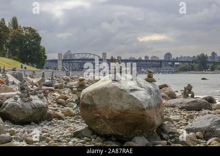 Vancouver, Kanada. 03 Sep, 2014. 03.09.2014, Kanada, Vancouver, gestapelte Steine in English Bay, Stein Skulptur, Stack, Strand, Stein, Turm, Kredit: schneefeld Fotografie | Verwendung weltweit/dpa/Alamy leben Nachrichten Stockfoto