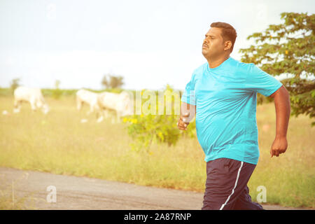 Übergewicht Mann laufen auf der Straße - Begriff der fette Mann fitness-adipösen person tippen, um das Gewicht zu reduzieren. Stockfoto