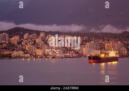 Vancouver, Kanada. 03 Sep, 2014. 03.09.2014, Kanada, Vancouver, Tanker, Hafen, Nebel, Wald, hohe Häuser Credit: schneefeld Fotografie | Verwendung weltweit/dpa/Alamy leben Nachrichten Stockfoto