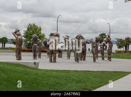 Vancouver, Kanada. 03 Sep, 2014. 03.09.2014, Kanada, Vancouver, Skulptur Labyrinth? A-Maze-ing Lachen, Yue Minjun in English Bay in Vancouver, Metall Zahlen, Kunst, Credit: schneefeld Fotografie | Verwendung weltweit/dpa/Alamy leben Nachrichten Stockfoto