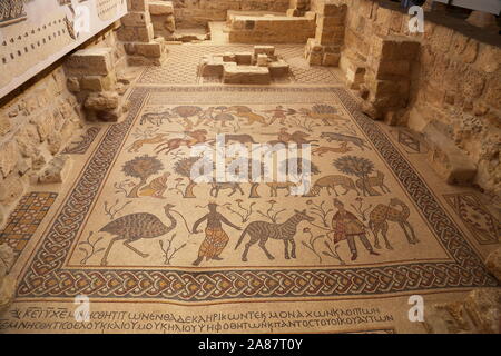Diakonikon Baptisterium Mosaik (530 n. Chr.) und Kreuzschrift, Basilika von Moses, Berg Nebo, Governorat Madaba, Jordanien, Naher Osten Stockfoto
