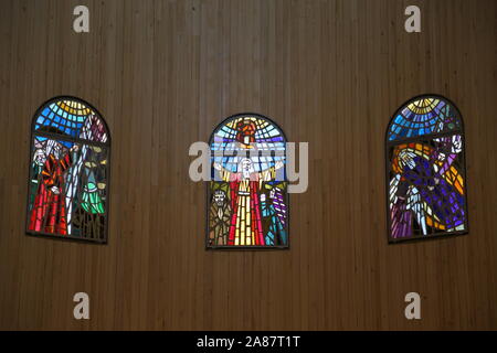 Fenster, die die Geschichte von Moses, der Basilika von Moses, dem Berg Nebo, dem Governorat Madaba, Jordanien, dem Nahen Osten zeigen Stockfoto
