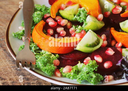 Gesunde vegetarische Salat, gerösteten Kürbis, Tomaten, Granatäpfel, Kohl, Rüben Stockfoto