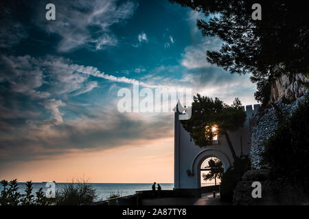 Eingang zum Schloss Miramare bei Triest Italien in Europa am Mittelmeer mit ein paar beim Sonnenuntergang. Dramatische Sicht auf den Himmel. Die cou Stockfoto