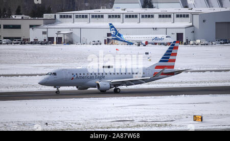 Portland, Oregon/USA, Februar 2019: ein American Eagle Embraer ERJ 175 durch Compass Airlines Verlangsamung auf der Landebahn von Portland International Stockfoto