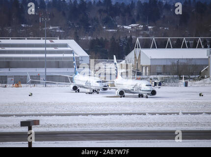 Portland, Oregon/USA, Februar 2019: Zwei Alaska Airlines Boeing 737 NG Maschinen an einem entfernten Parkplatz an der Portland International Airport (PDX geparkt Stockfoto