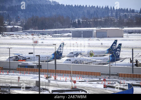 Portland, Oregon/USA, Februar 2019: Horizon Air Flugzeuge deiced an ihre Tore nach Schneefall in Portland, Oregon. Stockfoto