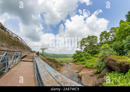 Aussicht auf den tropischen Wald in dem Sanjay Gandhi Nationalpark Mumbai Maharashtra Indien. In der Nähe von kanheri Caves in Mumbai, Indien. Stockfoto