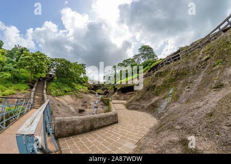 Aussicht auf den tropischen Wald in dem Sanjay Gandhi Nationalpark Mumbai Maharashtra Indien. In der Nähe von kanheri Caves in Mumbai, Indien. Stockfoto