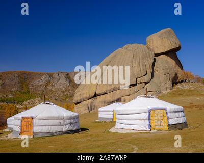 Jurten unter der Turtle Rock, in Gorki Terelj Nationalpark, Gorky Terelj Nationalpark, Ulaanbaatar, Ulan Bator, Mongolei Stockfoto