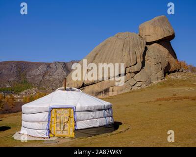 Jurte unter der Turtle Rock, in Gorki Terelj Nationalpark, Gorky Terelj Nationalpark, Ulaanbaatar, Ulan Bator, Mongolei Stockfoto