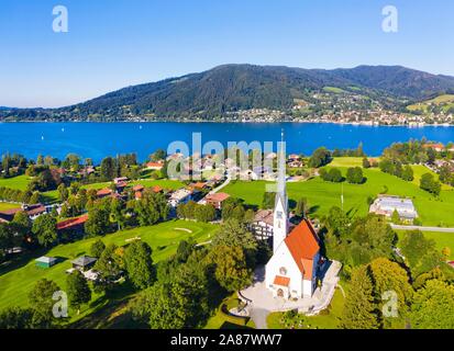 Pfarrkirche Maria Himmelfahrt, Bad Wiessee, Tegernsee Tal, Luftaufnahme, Oberbayern, Bayern, Deutschland Stockfoto