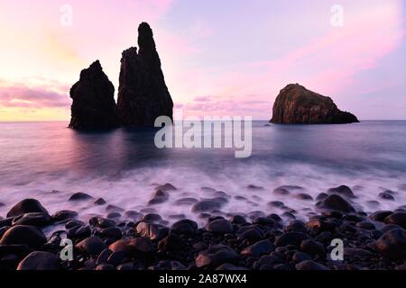 Vulkanische Felsformationen Ilheus da Rib, steilen Küste von Ribeira de Janela, auch Ribeira da Janela, Sonnenuntergang, Porto Moniz, Insel Madeira, Portugal Stockfoto