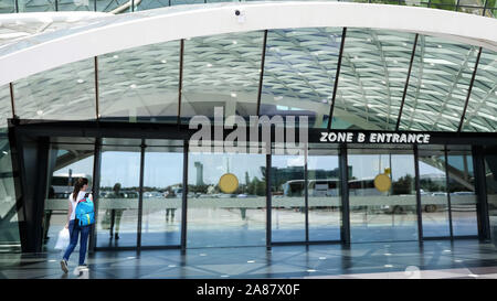 Blick auf den Eingang der Flughafen mit Frau in der Tür. Neue moderne Flughafen Terminal. Stockfoto