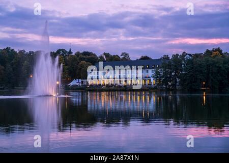 See Burgsee, Burgseeklinik Krankenhaus und die Altstadt in der Dämmerung, Bad Salzungen, Thüringen, Deutschland Stockfoto