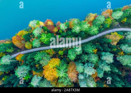 Drone schoß, Herbst im Schwäbischen Wald, Herrenbachstausee, Herrenbachtal, Landkreis Göppingen, Baden-Württemberg, Deutschland Stockfoto