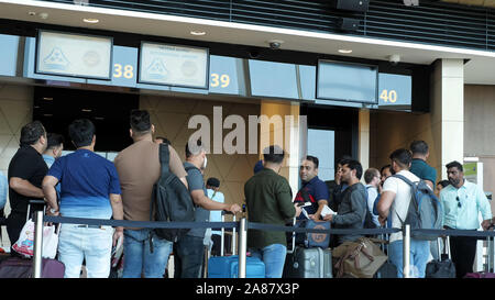 Baku, Aserbaidschan, 20-05-2019: Passagiere stehen in langen Linie wartet der Passkontrolle auf dem Flug in Flughafen Terminal. In Baku, vom Flughafen Baku prüfen. Stockfoto