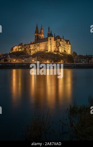 Burgberg mit Dom und die Albrechtsburg in die Elbe an der Blauen Stunde, Meißen, Sachsen, Deutschland wider Stockfoto